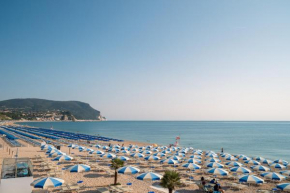 147 - Monolocale con terrazzo al Residence Fior di Mare, con aria condizionata e posto auto